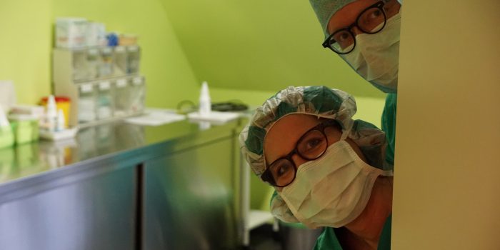 Blick ins Behandlungszimmer der neurochirurgischen Praxis bei Augsburg